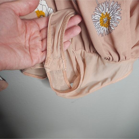 ASTR the label floral v neck body suit - Picture 9 of 9